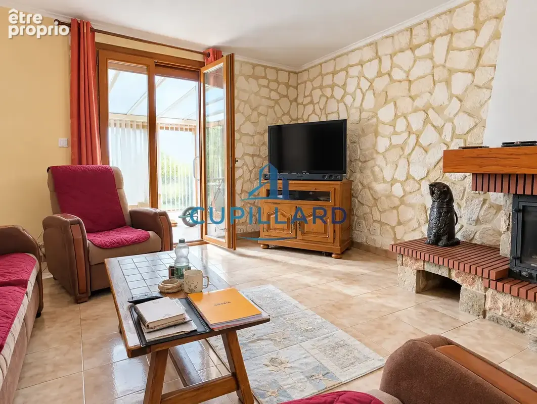 Maison de plain-pied avec jardin, véranda et dépendances à Villerest 42300 - photo 4