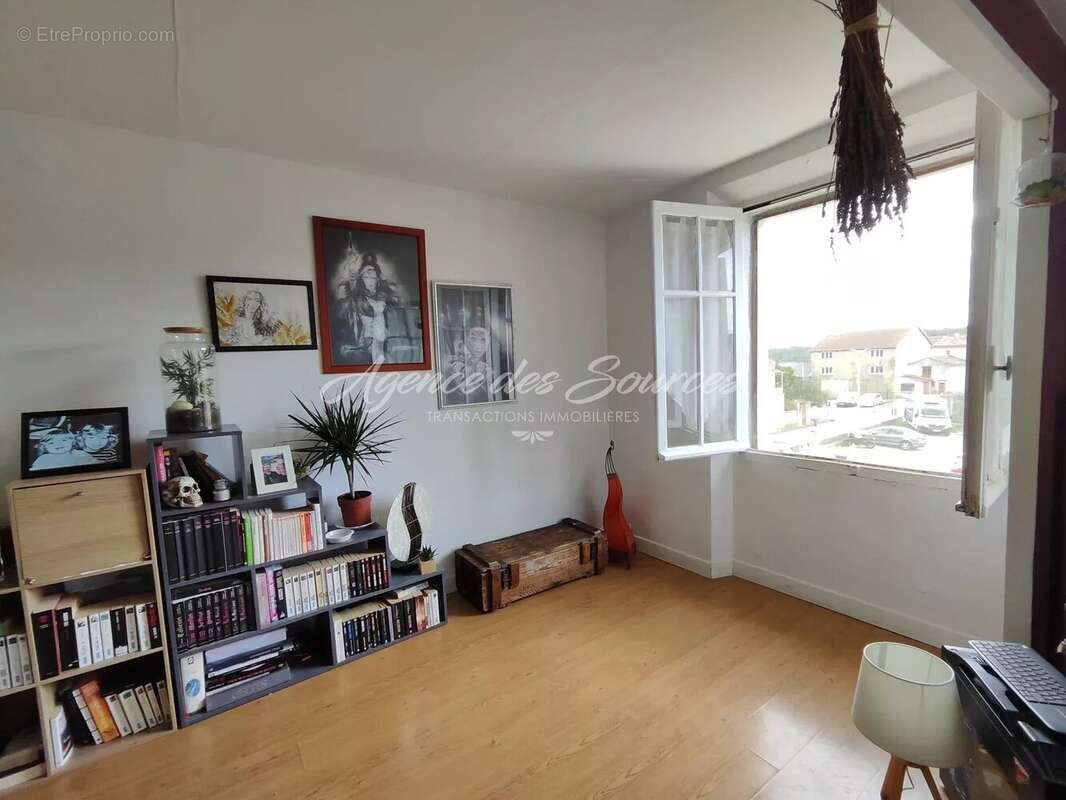 Appartement à VARAGES