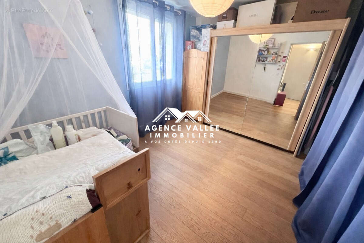 Chambre avec placard - Maison à SAINT-GERMAIN-LES-CORBEIL