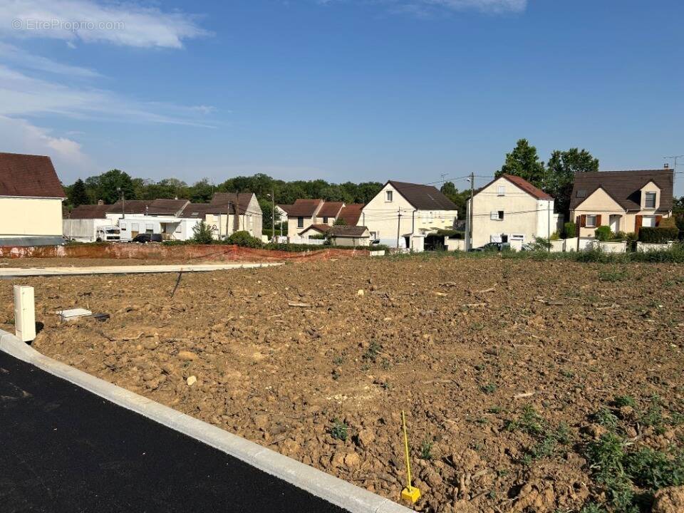 Terrain à LORREZ-LE-BOCAGE-PREAUX