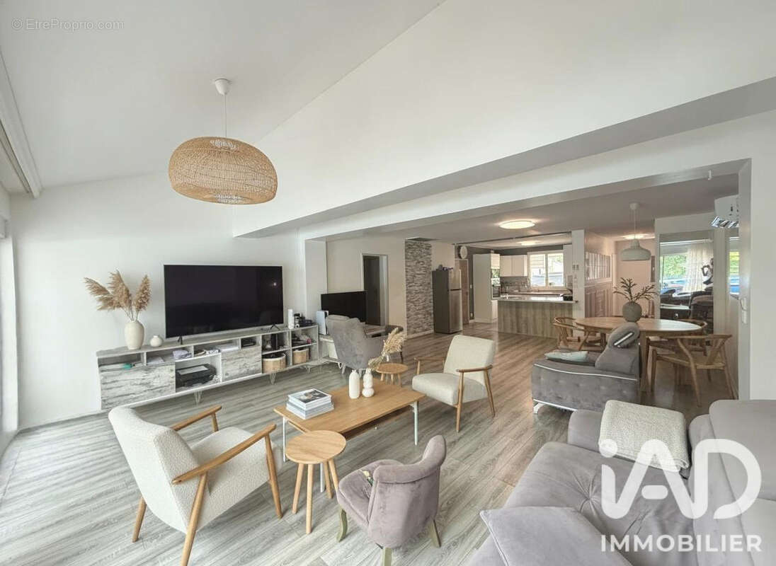 Maison 121 m² à Savigny-Le-Temple  - photo 2