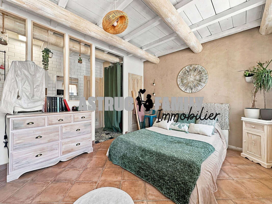 Aigues-mortes intra-muros - maison de charme de 106 m² - patio - appartement indépendant - photo 8