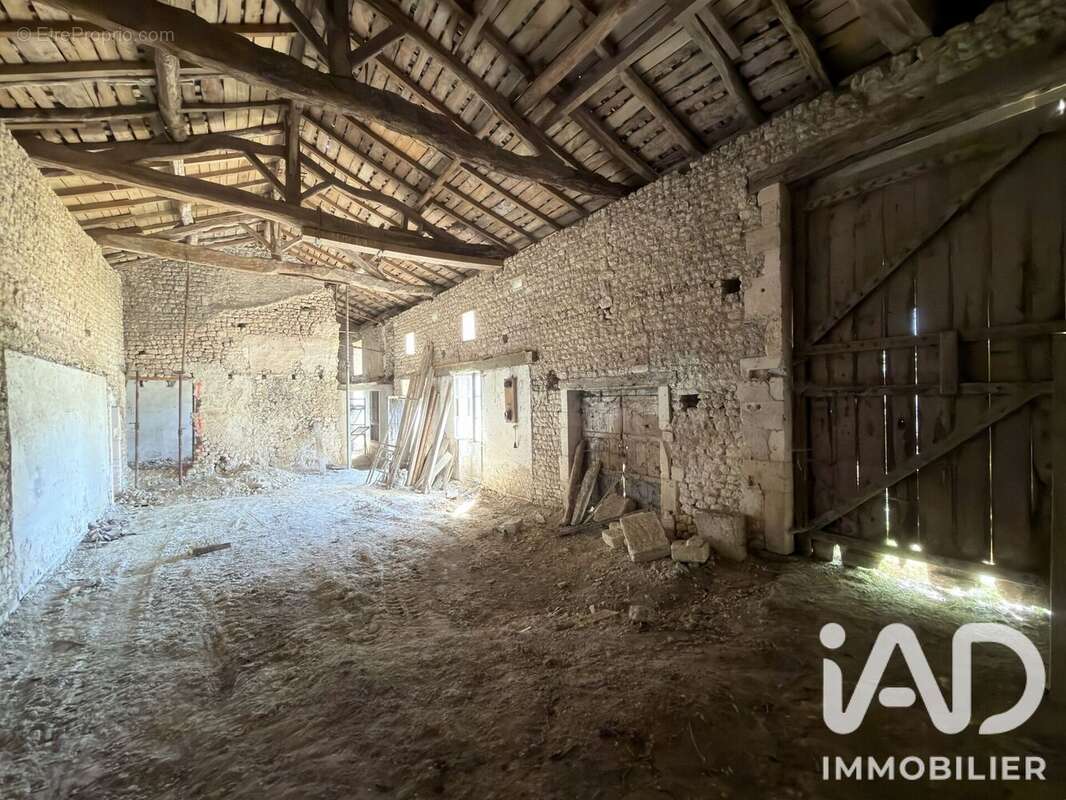 Maison 370 m² à Bouteville  - photo 6