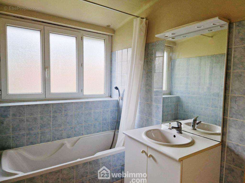 Une salle de bain, des WC séparés et une buanderie complètent ce bien. - Appartement à ALBERTVILLE