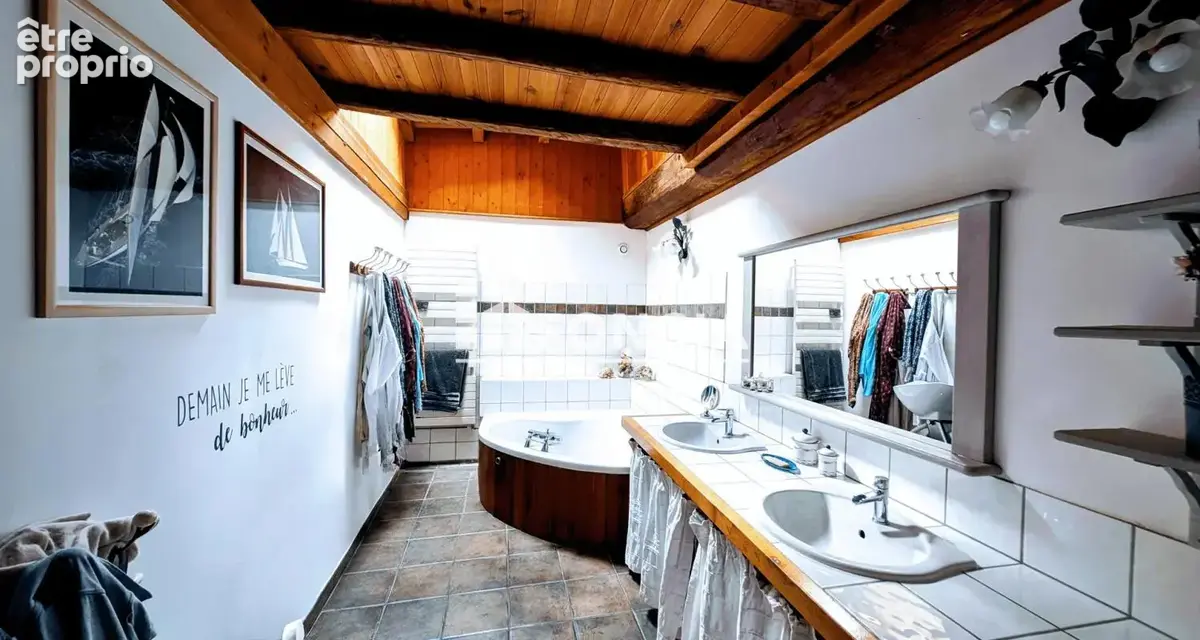 À La Côte-d’Aime, maison savoyarde de 188,73 m² habitables avec sept chambres, exposition plein sud et vue sur les glaciers. Deu - photo 14