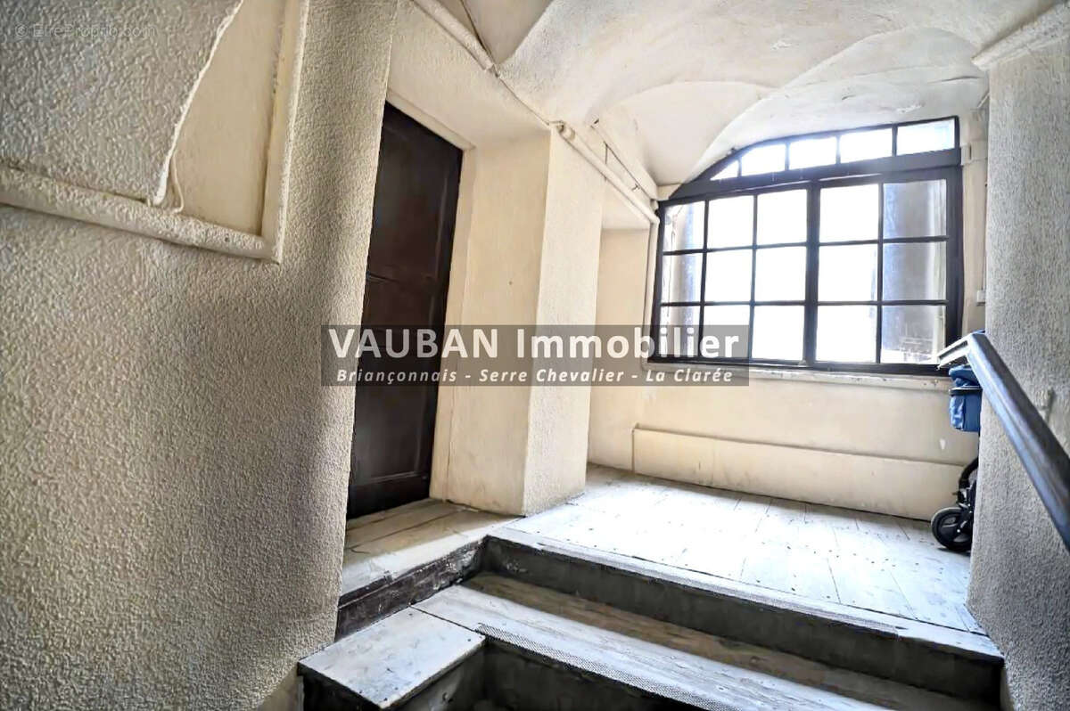 Deux appartements de type  studio + cave - briancon - vieille ville - photo 10