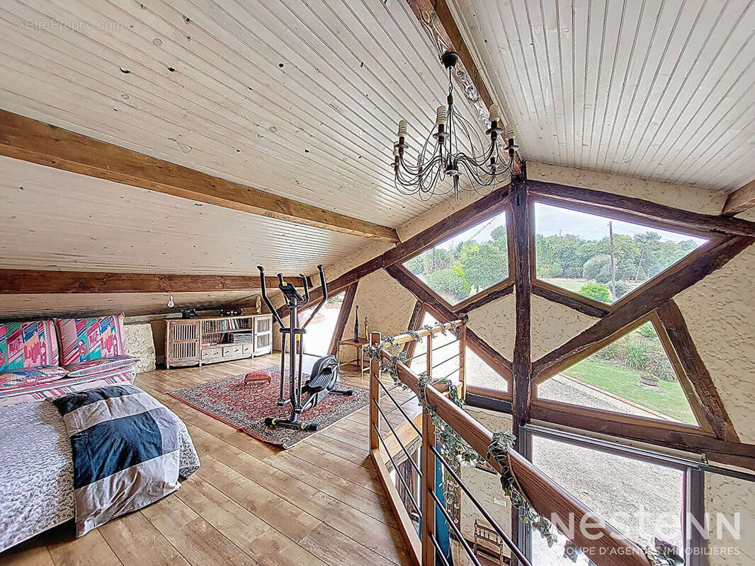 A Vendre Maison en pierre rénovée de 318 m² avec dépendances et point d'eau sur deux hectares - photo 15