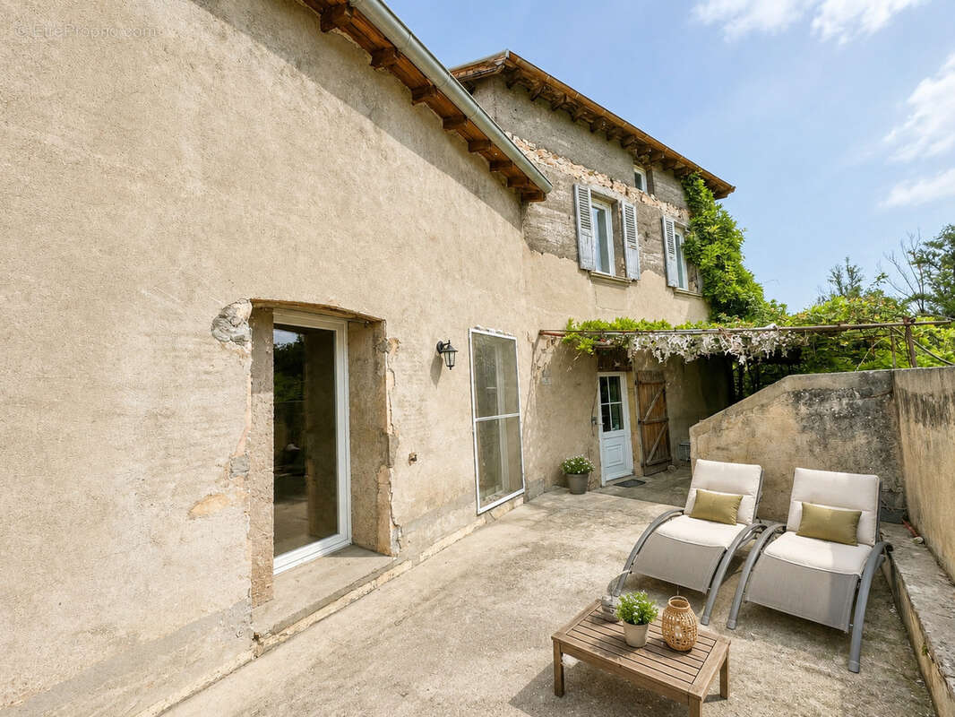 Maison en pierres rénovée, élevée sur dépendances à Saint Pierre de Boeuf - 3 chambres + 160 m2 de jardin - photo 8