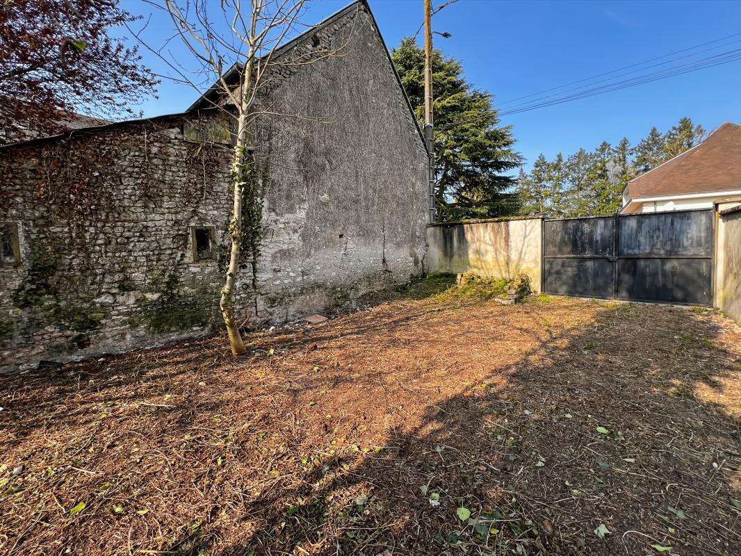  Bâtisse en pierres avec dépendances et fort potentiel à Saint-Péravy-la-Colombe  - photo 12