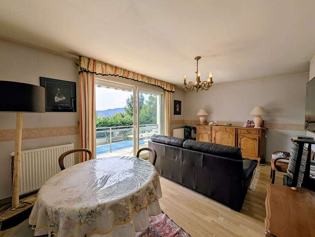 Maison à PUGNY-CHATENOD