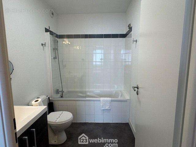 Salle de bain avec baignoire - Appartement à SETE