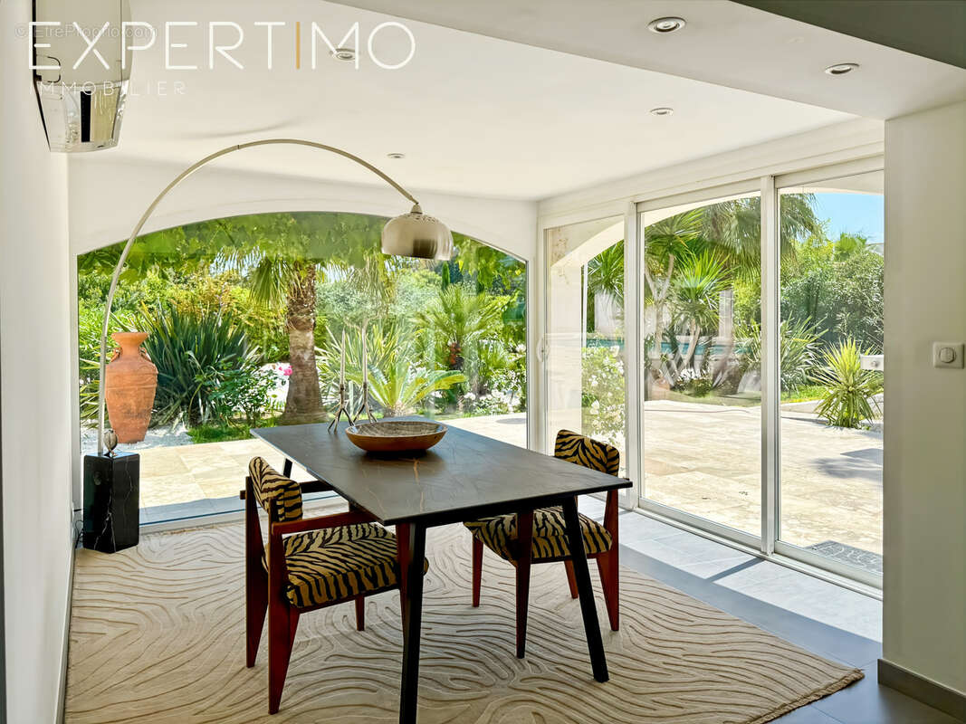 Propriété de 457 m2 + Piscine avec Pool House + 4 garages sur 5500 m2. - photo 11