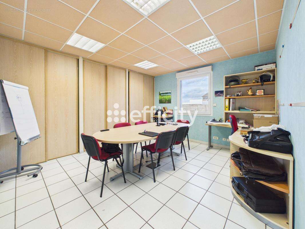 Commerce à SAINT-DENIS-LES-BOURG