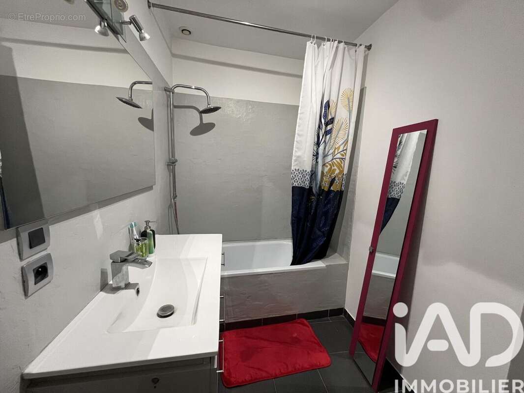 Maison 106 m² à La Celle-Guenand  - photo 9