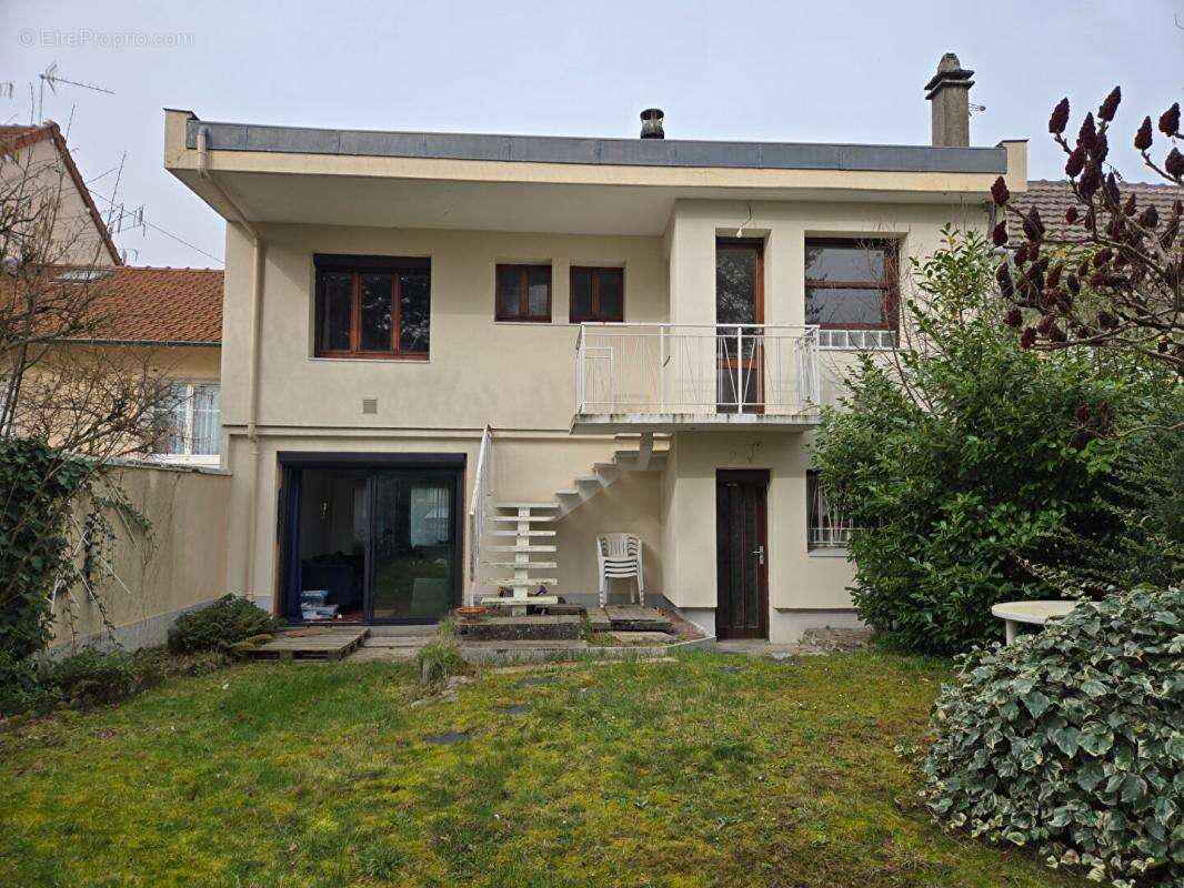 Maison à SAINTE-GENEVIEVE-DES-BOIS