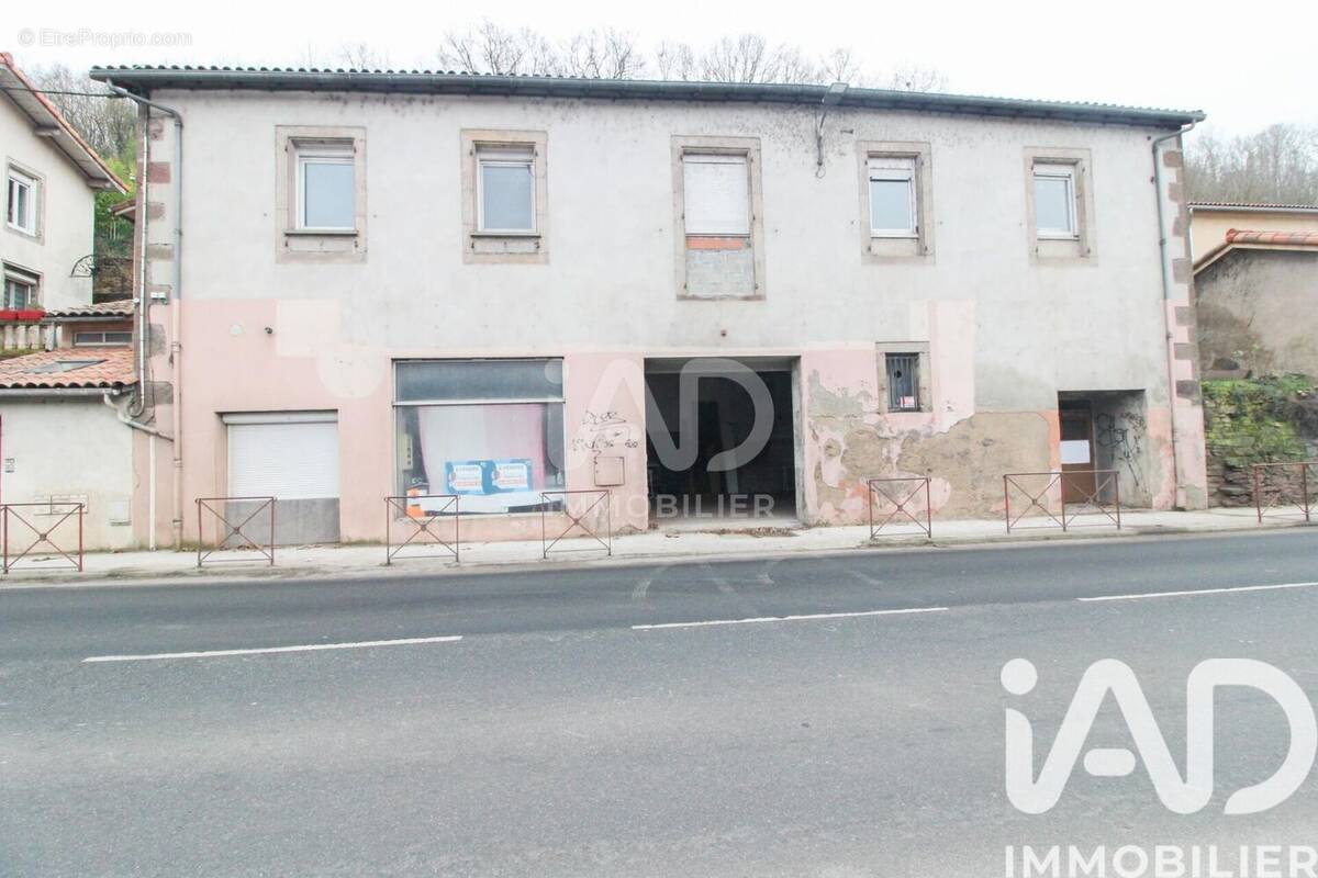 Photo 1 - Parking à SAINT-AFFRIQUE