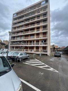 Appartement spacieux avec deux balcons au cœur de la ville ! - photo 4