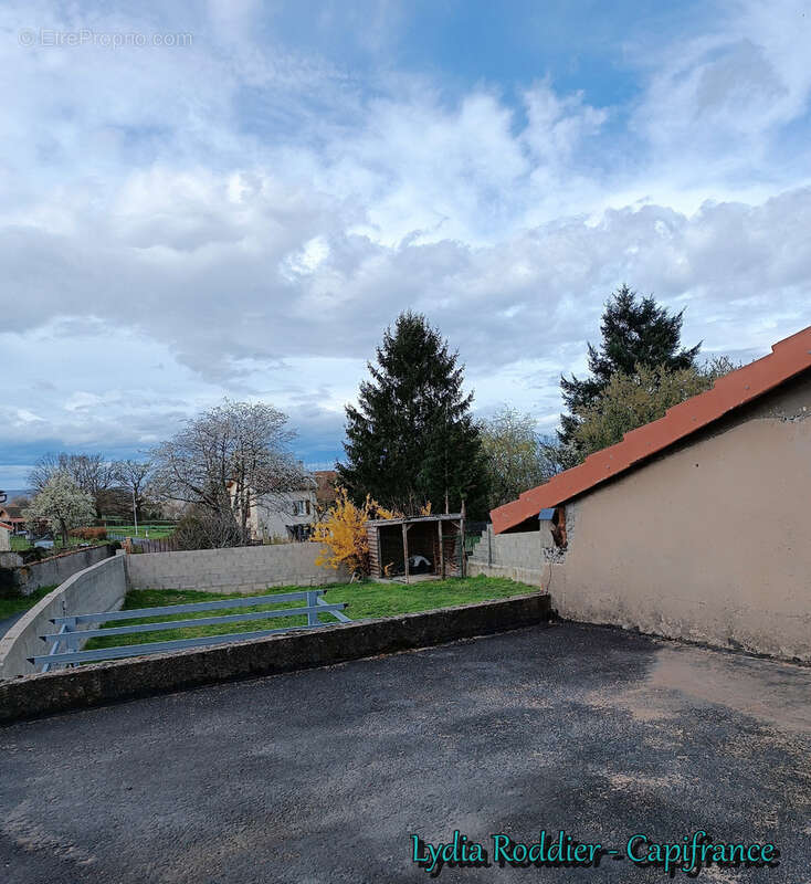 Maison avec 4 chambres – terrain clôturé – deux terrasses - PUY GUILLAUME (63290) - photo 5