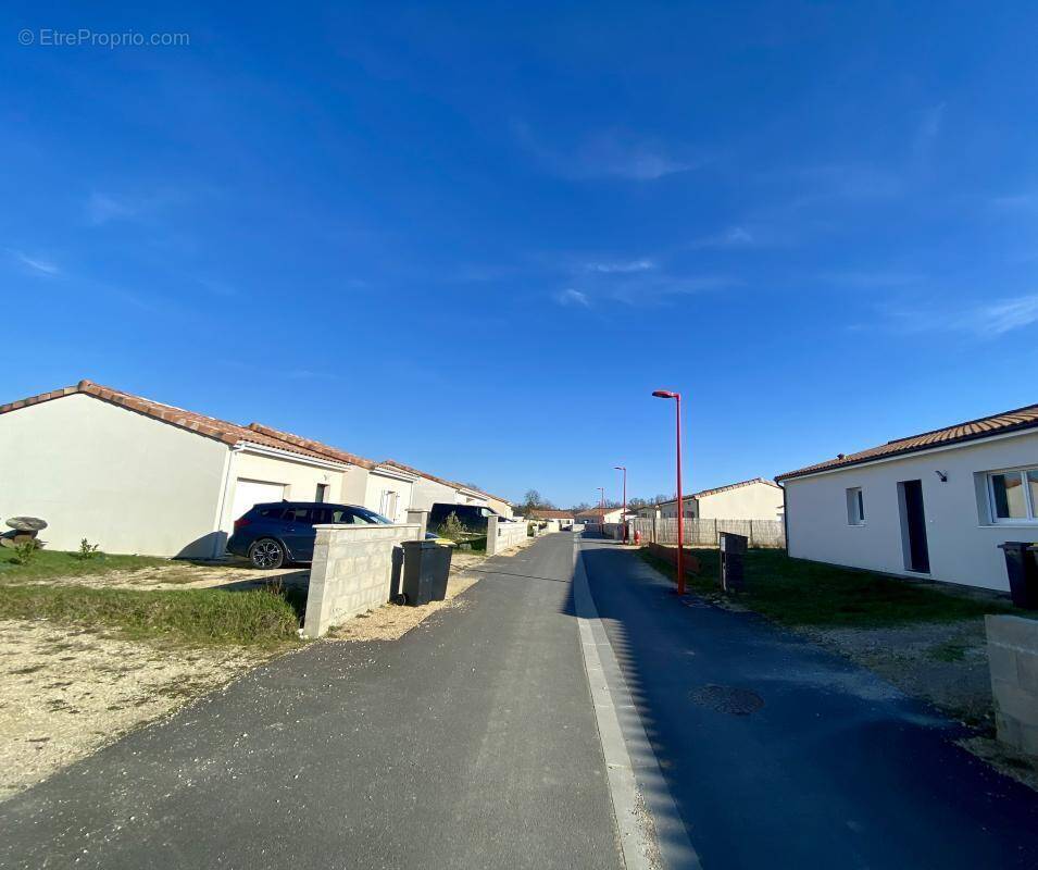 Terrain à COULOMBIERS