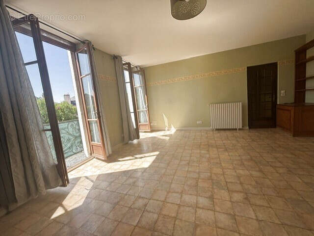 EXCLUSIVITE, AUTUN, plein centre ville, immeuble libre avec T2 en RDC, un T4, garage et cave! - photo 3