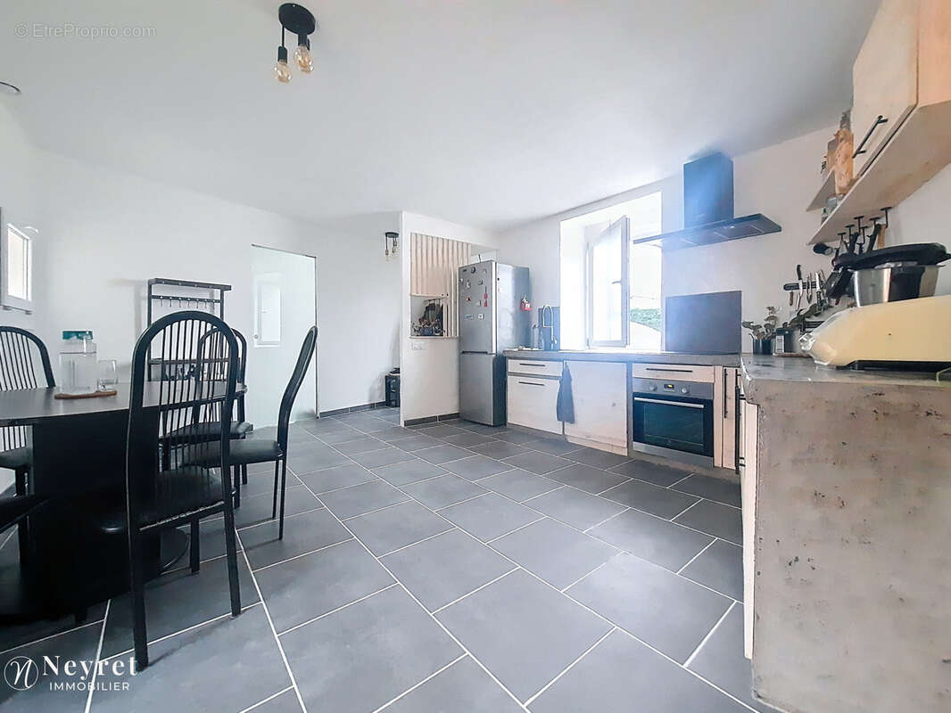 Communay - Maison de ville 151m2 - 4 chambres avec espace bureau - Cour privative de 35m2 - photo 4