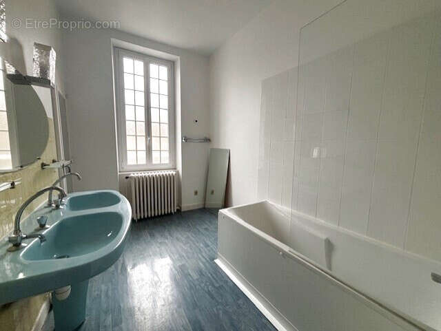 Autun, en plein centre, maison de ville sur cour, 3 chambres, garage, et grande terrasse. - photo 10