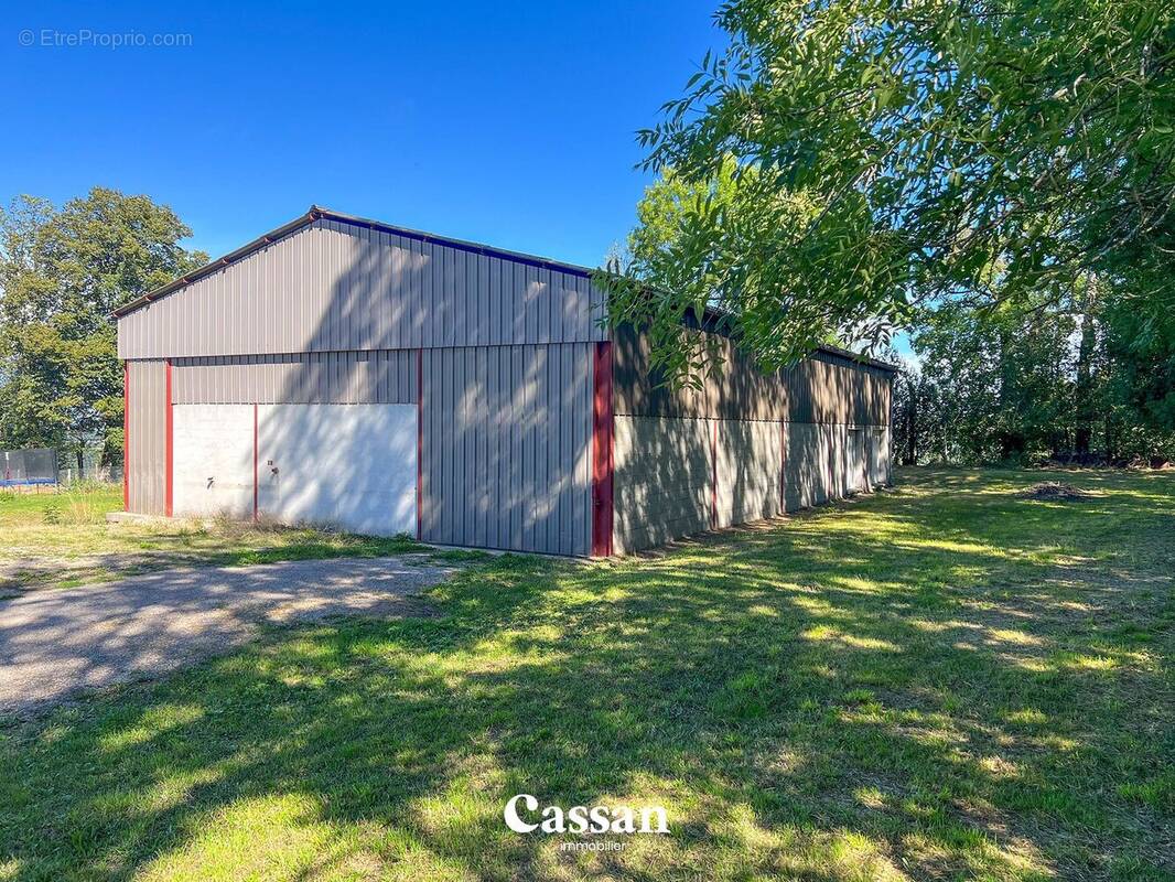 Commerce à TEISSIERES-DE-CORNET