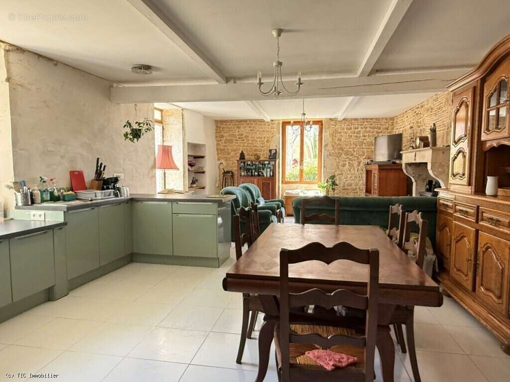 Maison de Caractère avec 5 Chambres Avec Terrain, 6 Minutes d'Aunac-Sur-Charente - photo 7
