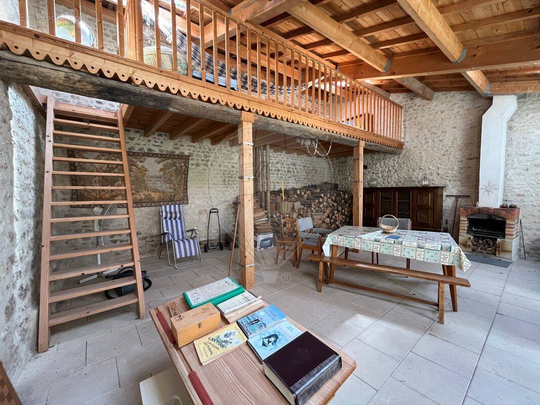 Maison à SAINT-JEAN-D&#039;ANGELY