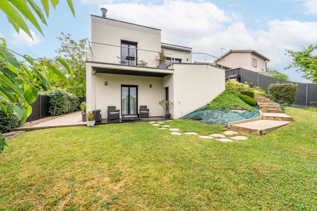 Maison à MONTANAY