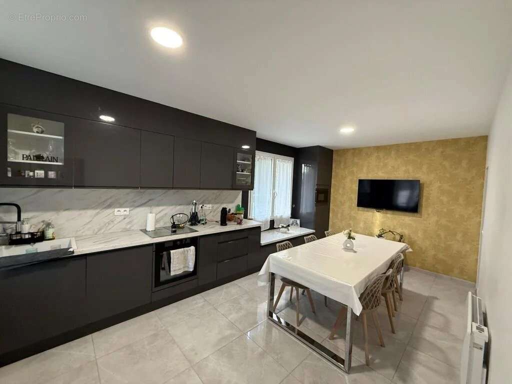 Maison à SAINT-YZAN-DE-SOUDIAC