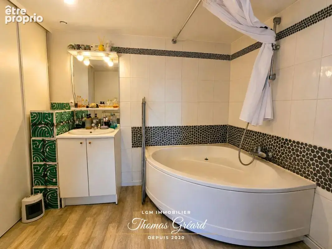 Local commercial avec habitation à Saint-Denis-Les-Ponts, 200m2 avec grange et jardin - photo 9