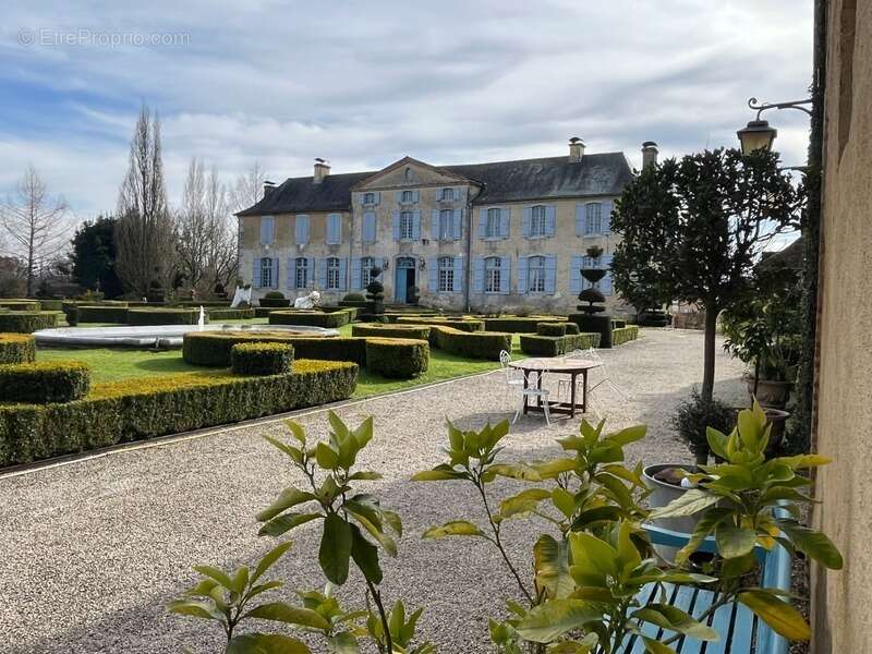 ELEGANT CHATEAU XVIIIs, sans travaux, sur 1 hectare clos de murs, jardin paysagé, chapelle, orangerie, dépendances, pour famille - photo 46