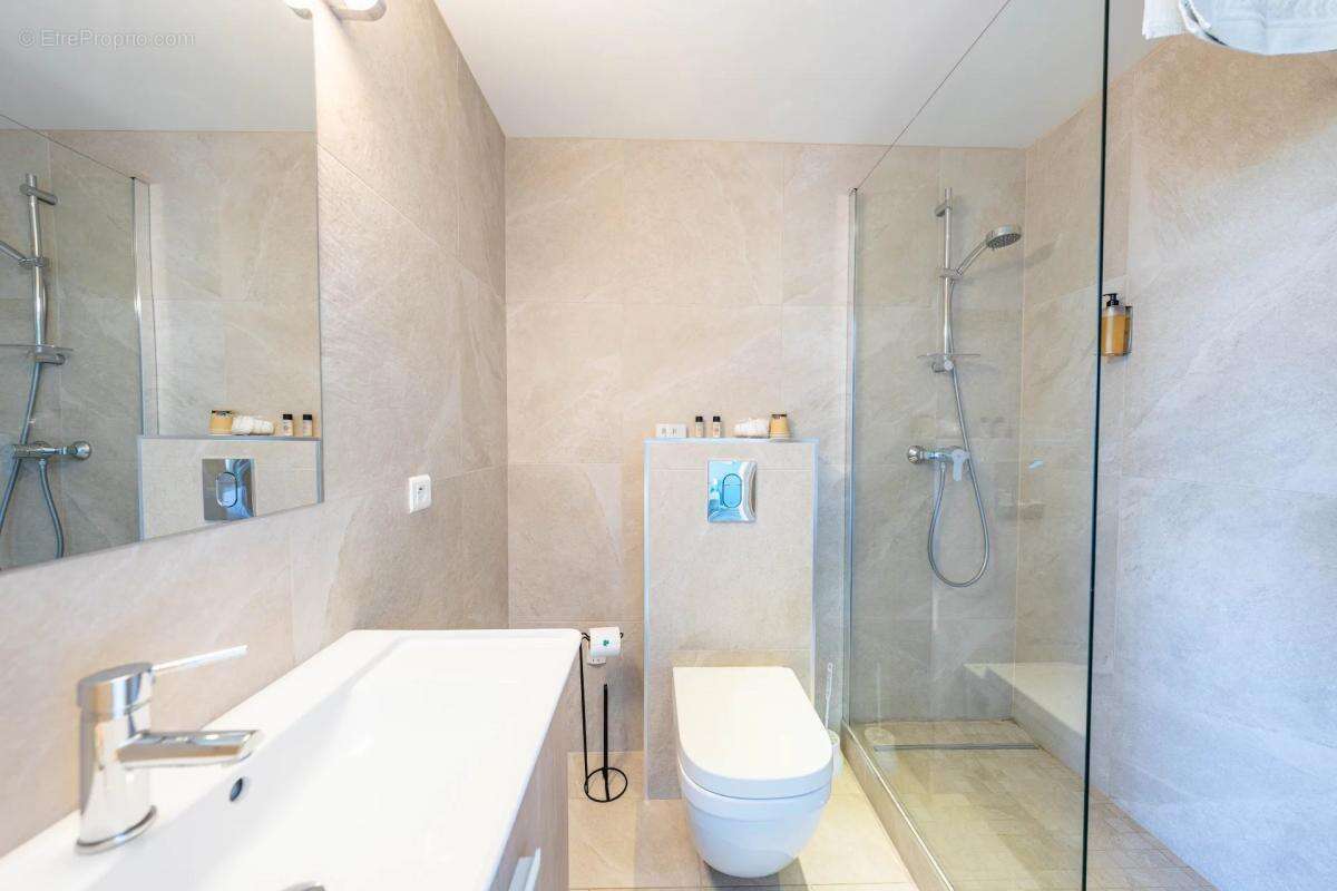 Commerce à ROQUEBRUNE-SUR-ARGENS