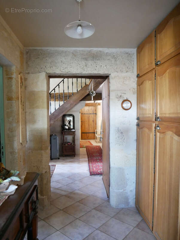 Authentique maison de caractère avec dépendances, cour en pierre et vue sur les vignobles de Saint-Émilion - photo 11