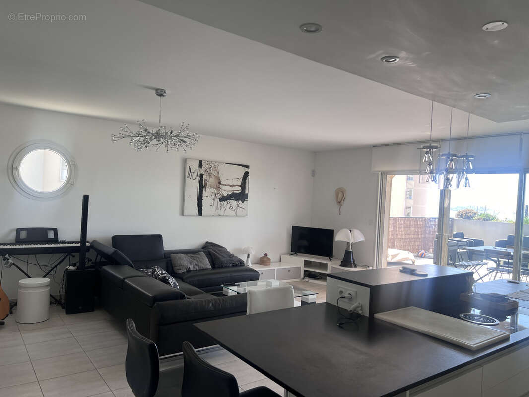 À vendre- Appartement T3 avec terrasse vue mer, place de parking,corniche Kennedy / For Sale   2-Bedroom Apart - photo 6