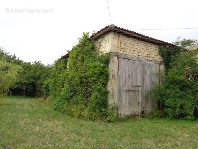 Charmante maison en pierre de deux chambres à rénover, avec une grande grange - photo 2
