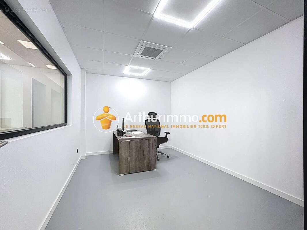 Commerce à VAULX-MILIEU