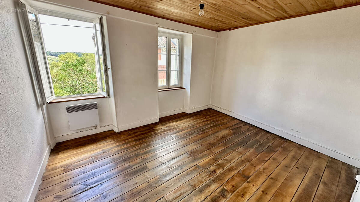 Maison à CHAMPAGNAC-LE-VIEUX