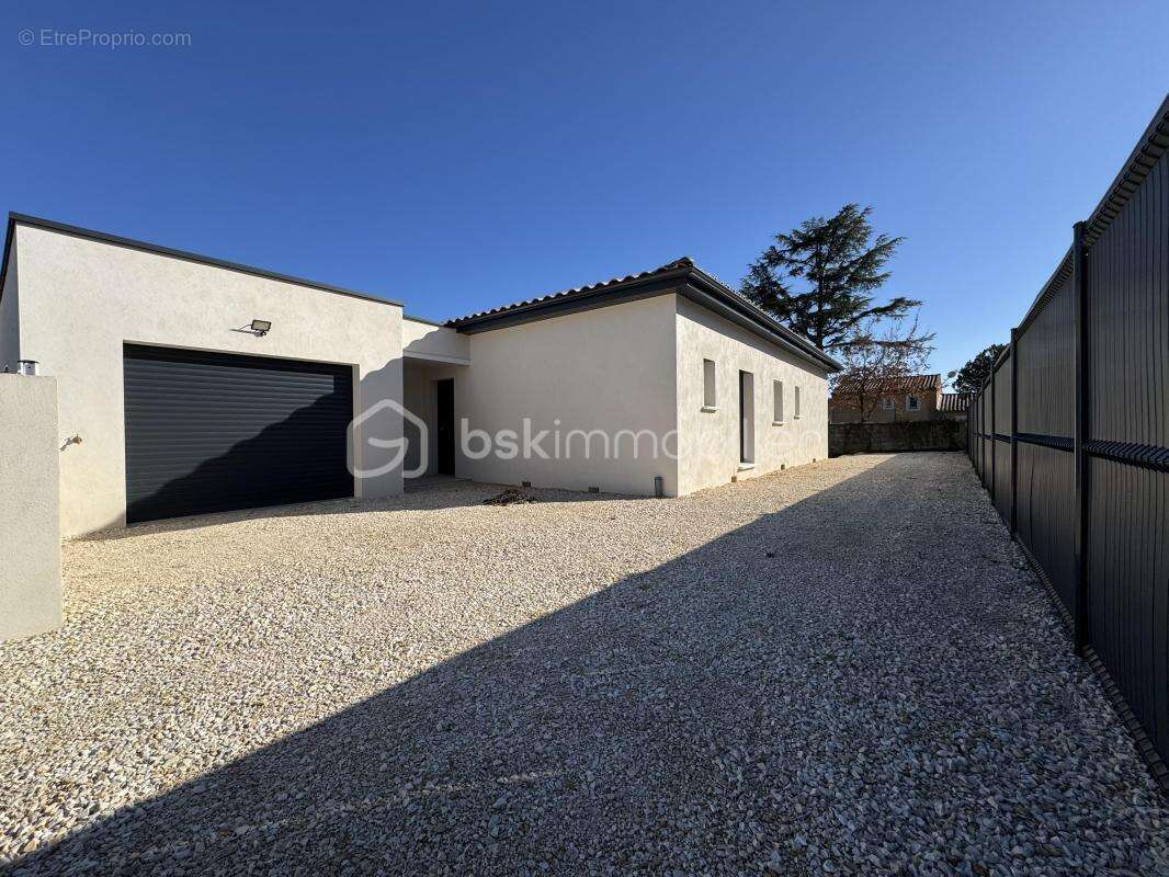 Maison à SAINT-JULIEN-LES-ROSIERS