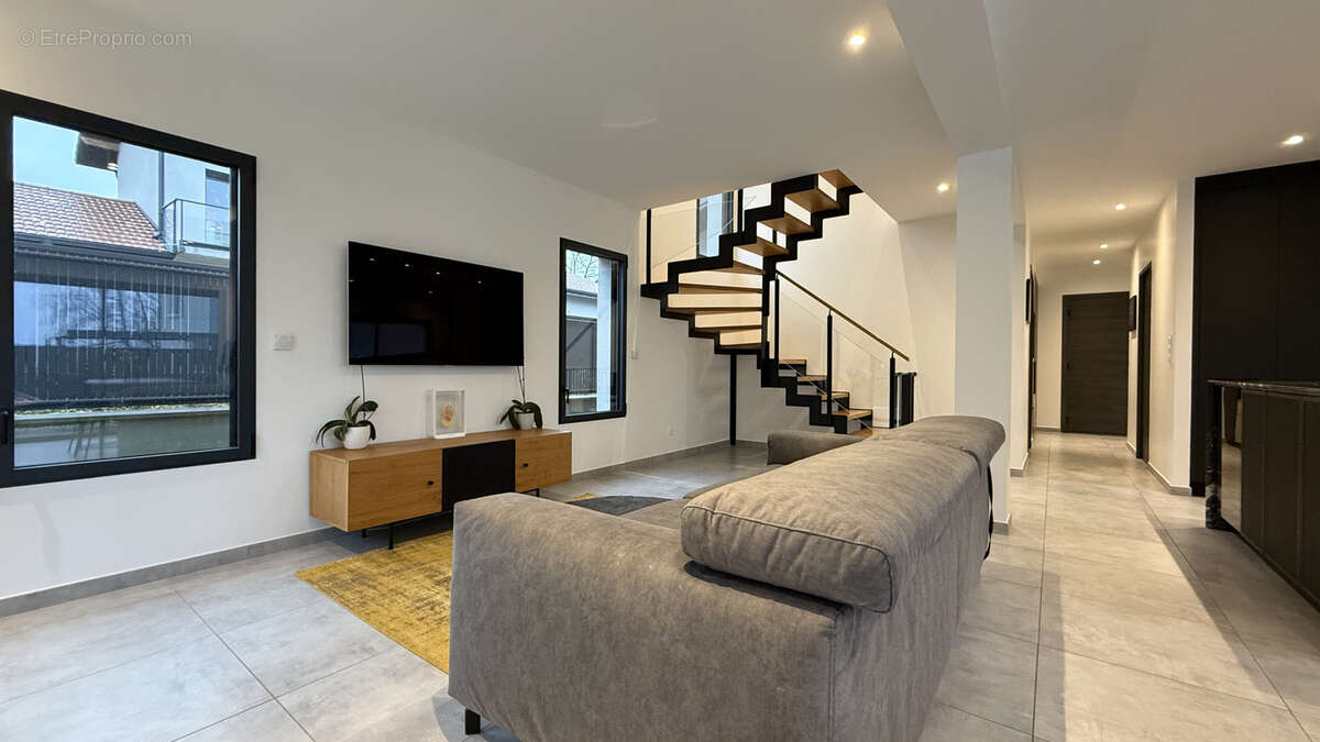 Maison à PREVESSIN-MOENS