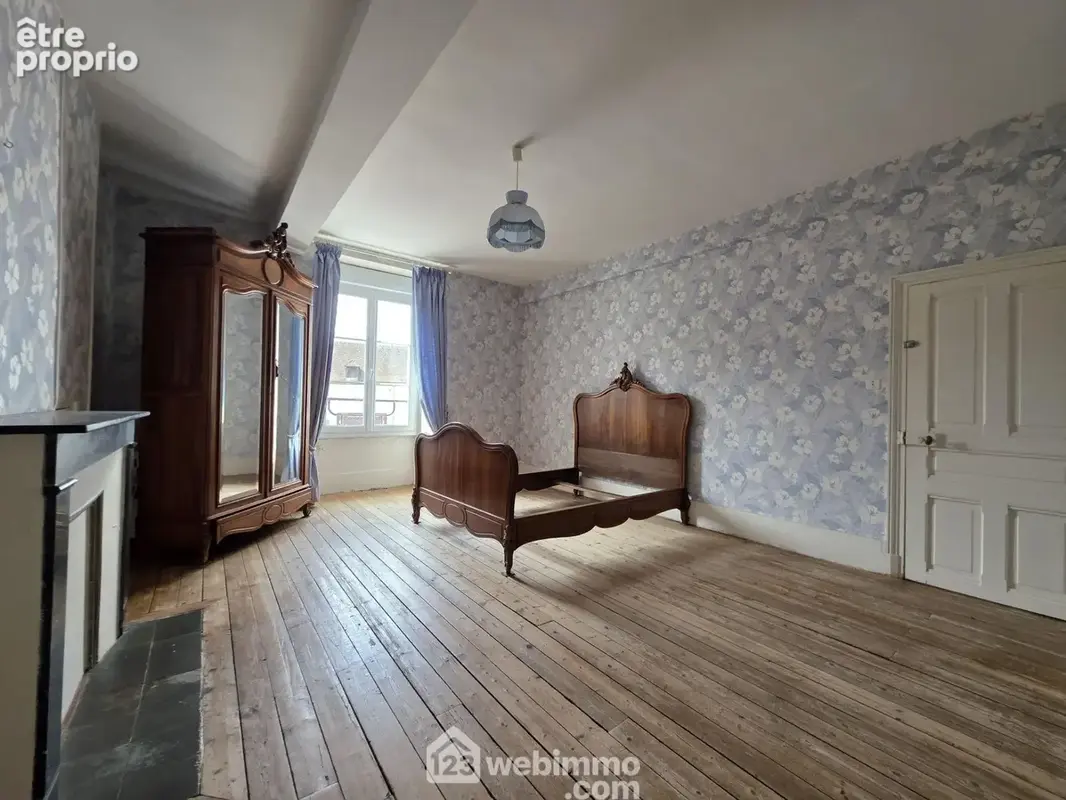 Une seconde chambre spacieuse, sublimée par son parquet ancien