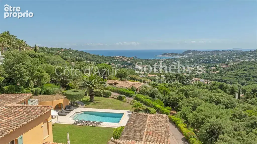 Élégante bastide de prestige avec vue panoramique sur la baie de Cavalaire-sur-Mer - photo 2