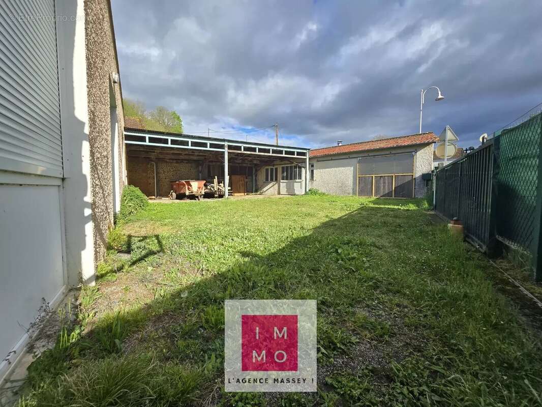 Maison à VILLECOMTAL-SUR-ARROS