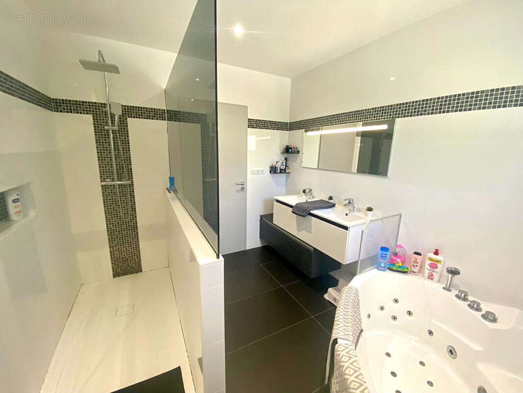 Maison de plain-pied, Saint-Maurice-de-Gourdans 154 m2 sur un terrain de 637m² - photo 17