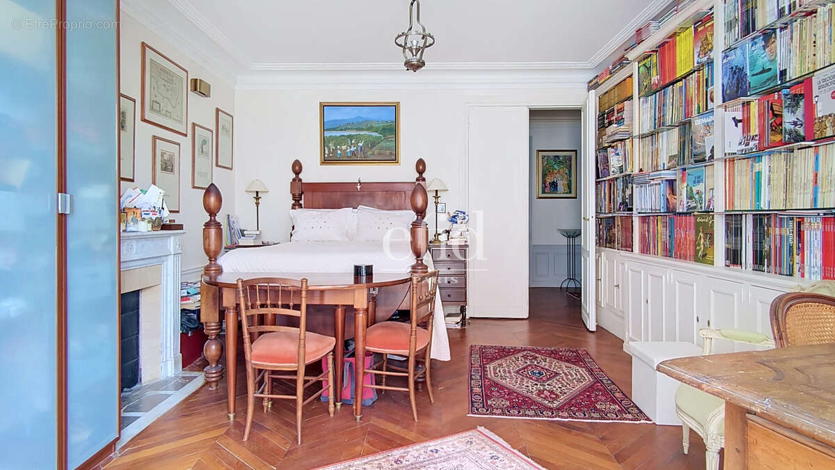 Appartement à PARIS-16E