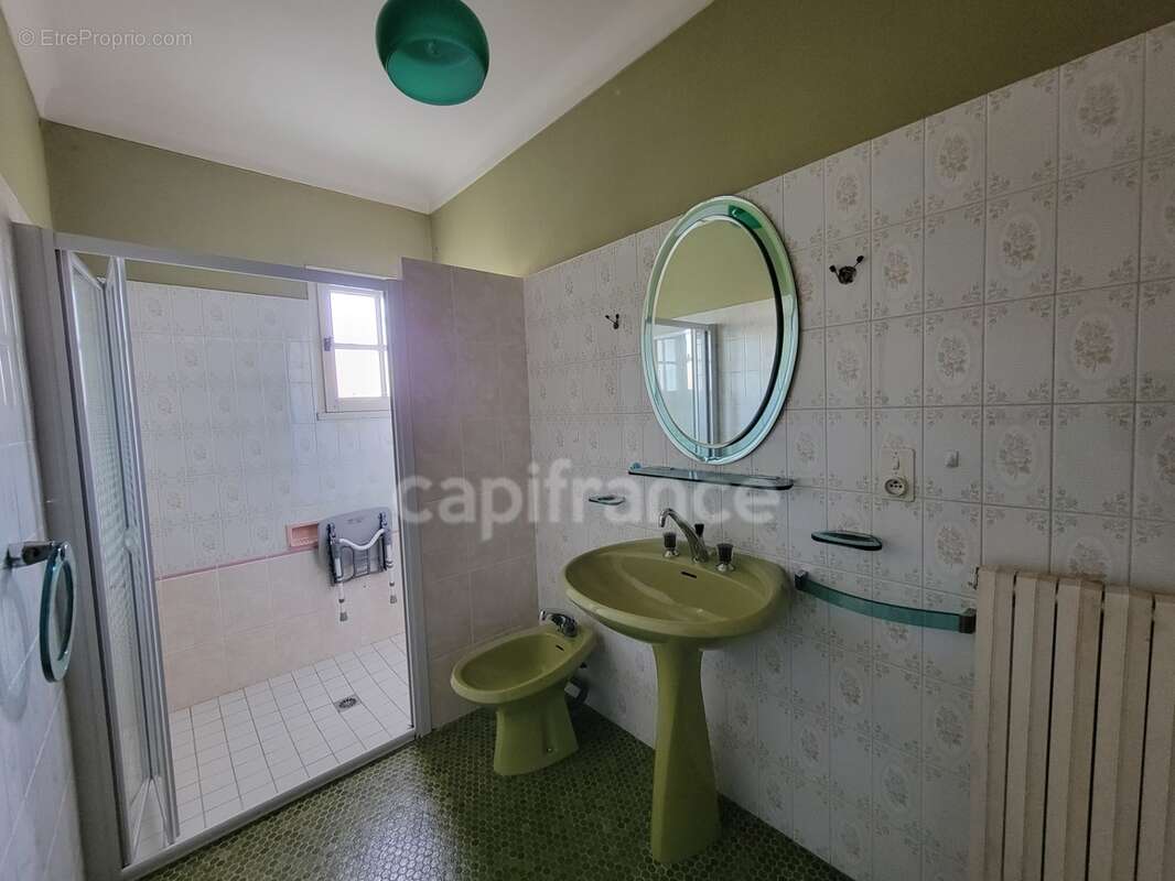 ( 85 ) Vendée entre NOIRMOUTIER , PORNIC et CHALLANS à vendre centre ville  BEAUVOIR SUR MER maison 7 pièces , 181 m² ,4 chambre - photo 18