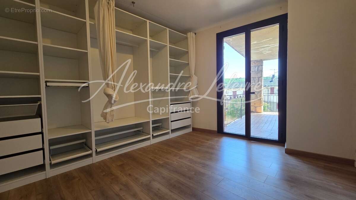 Angoustrine – Appartement T4 rénové avec beaux volumes - photo 5