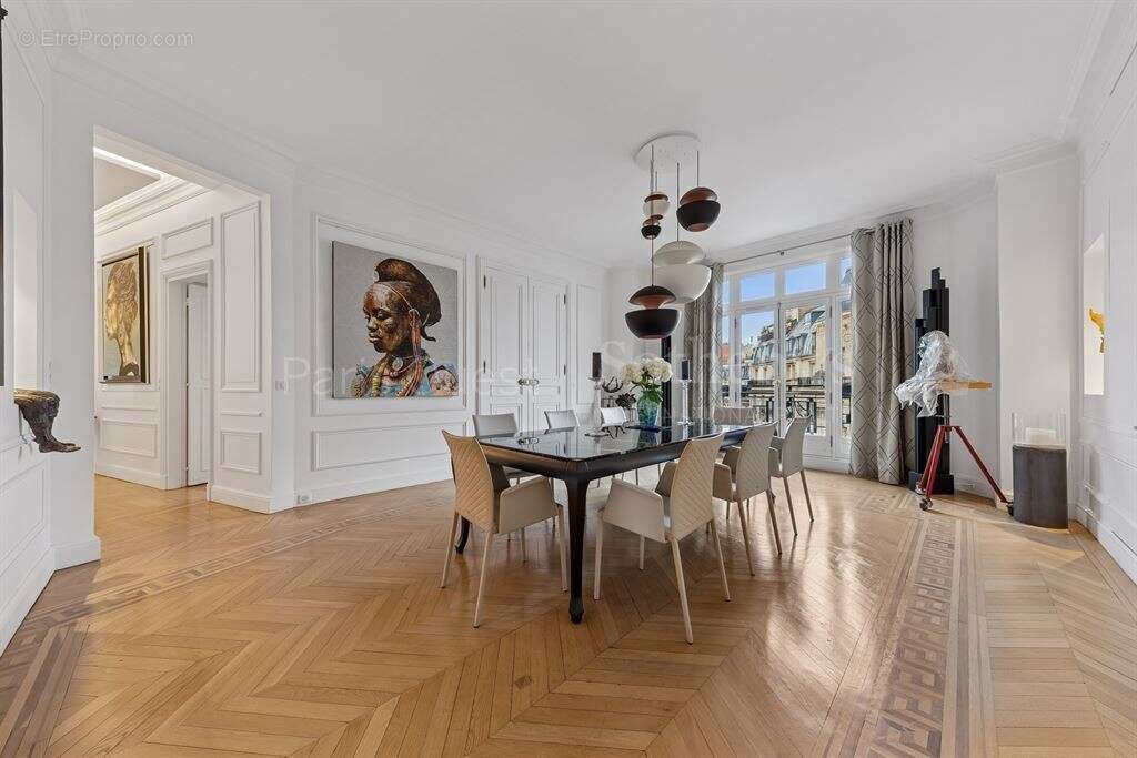 Appartement à PARIS-16E