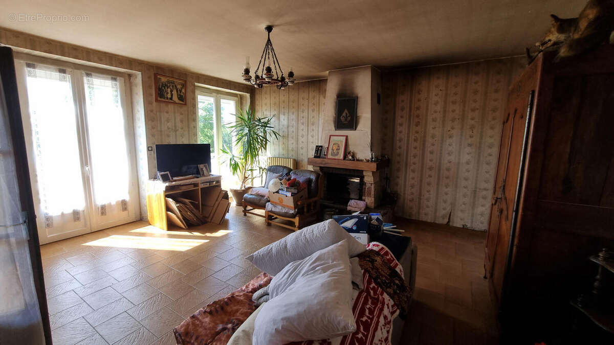 20250919_141248 - Maison à JAVERLHAC-ET-LA-CHAPELLE-SAINT-ROBERT